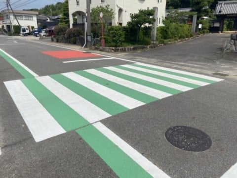 通学路としての認識をより高める為に横断歩道を グリーンに塗装